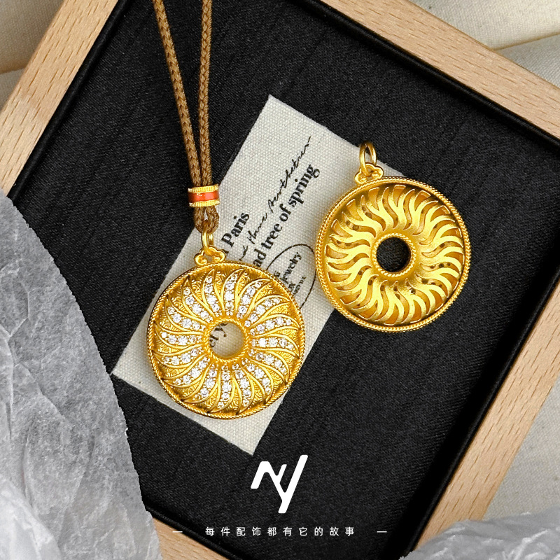 قلادة على شكل متجر ذهبي 24 قير - مراجعة Ethnic Fashion Store وسعره